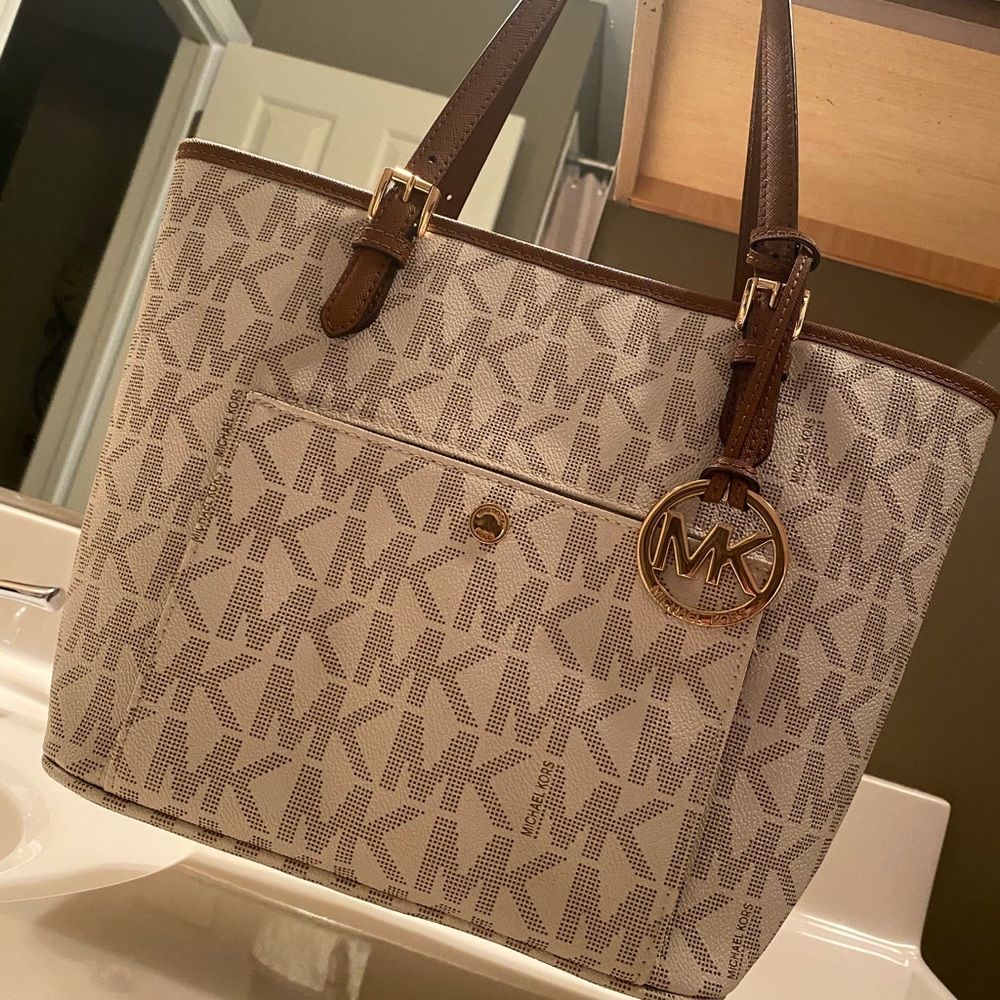 White Michael Kors Hand Bag